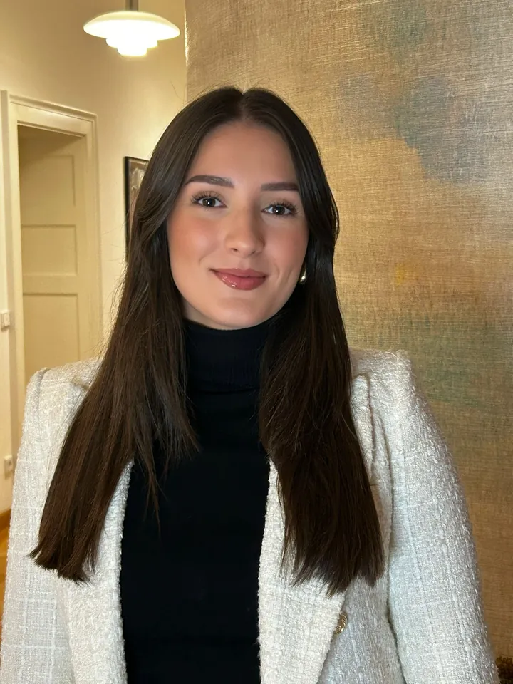 Elsa Zenuni, Werkstudentin